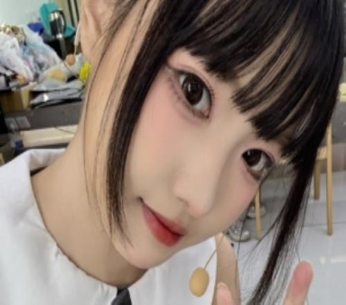 主持人周敢敢晒照：你们要的全身照感觉拍出来我很约德尔人啊