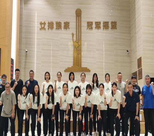 中国女排出征曝光！李盈莹微笑，赵勇低调站后排，17岁新星很严肃