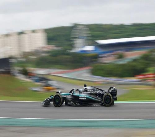 诺里斯又赢了！维斯塔潘维修区起步第三带回！而法拉利