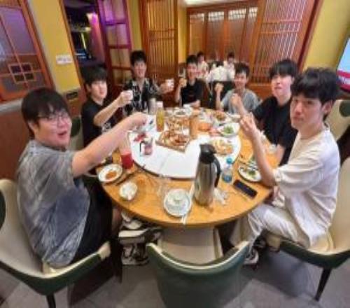 小奶油赛后晒出TES全员聚餐合照：“兄弟们打的很好，吃点好的”