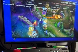 主持人十月：一边吃晚饭一边看这么一场神人比赛真是惬意啊