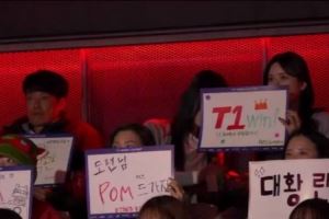 T1对阵KT现场：peyz爸爸和姐姐观赛并为T1加油