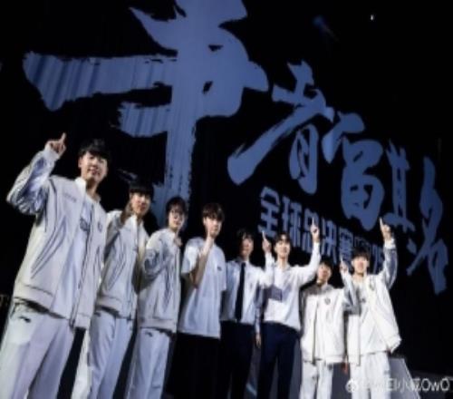 WeiGALAMeiko晒队伍合照：加油世界赛我们来了