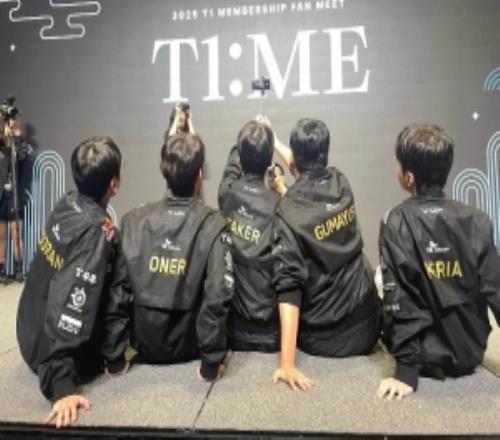 T1选手世界赛夺冠公约Faker：选一位粉丝一起直播