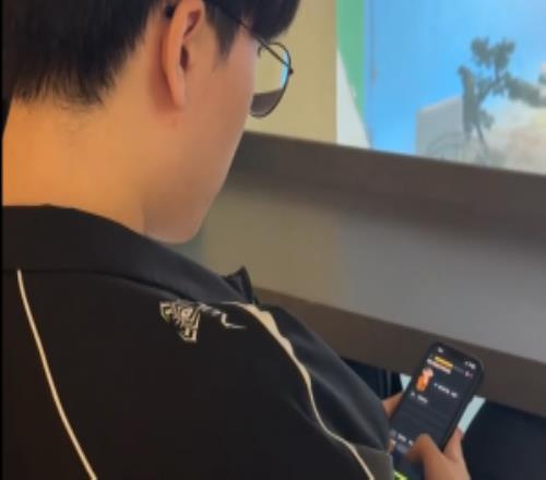 暗示续约AL运营官号发布Kael学习中文视频圣枪哥在边上指导