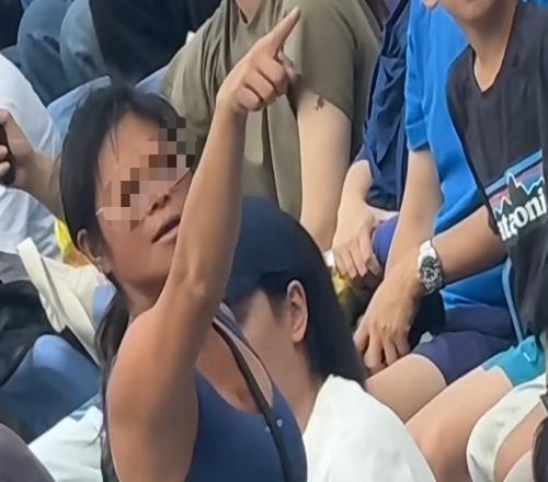 女子酒后观看上海大师赛多次尖叫被抬走处罚！主办方发提醒