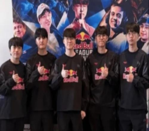 T1官方分享队员参加红牛杯合照：顺利抵达