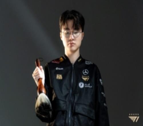 T1官方分享定妆照拍摄花絮：距离S15还有一天