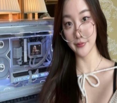 不看电脑挑战！Kitty晒照：感谢姿态去年送的电脑真嘟太喜欢啦！