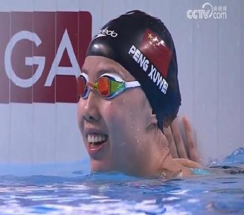 女子200米仰泳：彭旭玮力压美国名将史密斯，小组头名晋级