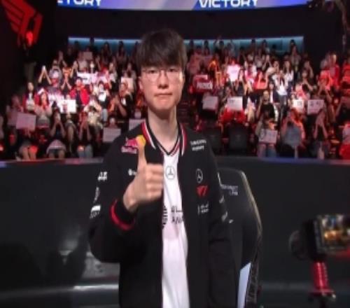 战胜NS后T1中单Faker亮出标志性手势“点赞”