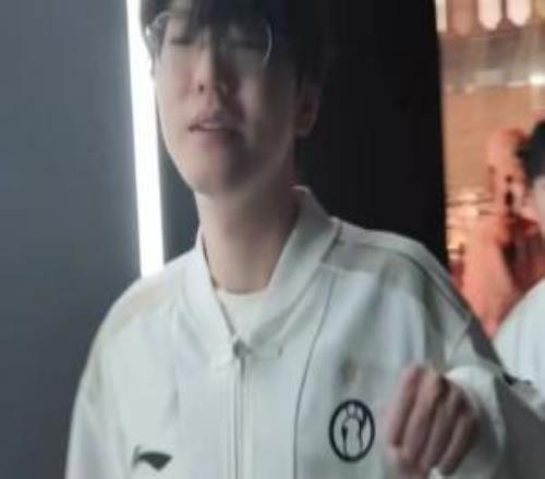 弹幕和主播都串麻了jiejie更博：谢谢小伙伴的陪伴今天太热情了！