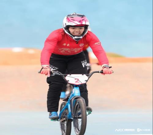 云浮籍运动员廖婉仪为广东队夺得十五运竞速小轮车项目金牌