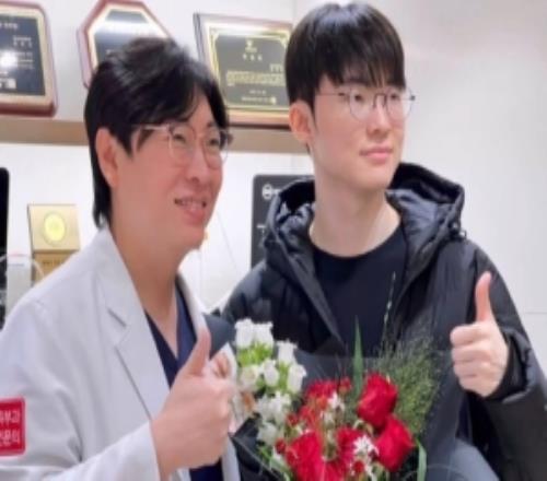 粉丝分享和Faker的合照：去了皮肤医院的李哥