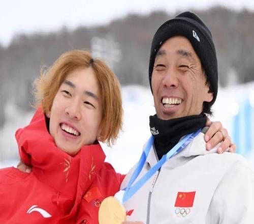 苏翊鸣和他背后的日本教练