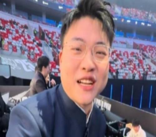 Uzi整活：待会谁夺冠了我也一起上台看一下