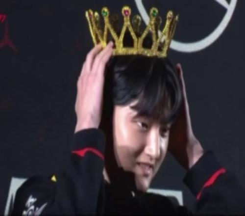 少爷王子！T1粉丝见面会上Peyz直接带上王冠