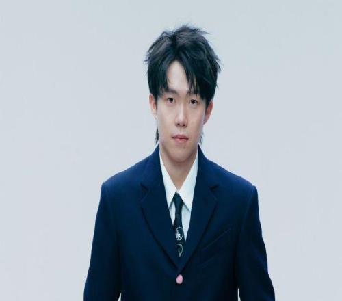 王楚钦登上《Wallpaper》中文版封面，售价为60元册