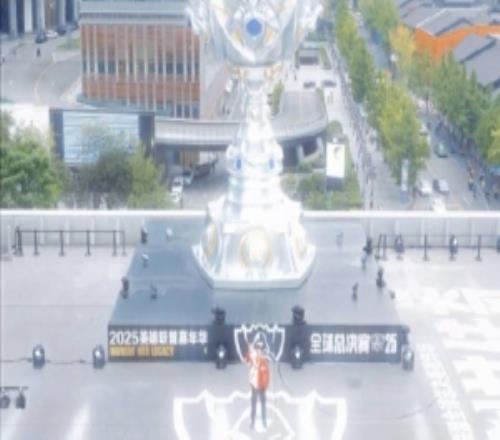 王多多分享决赛现场：下午好朋友们我在成都的旁向大家招手