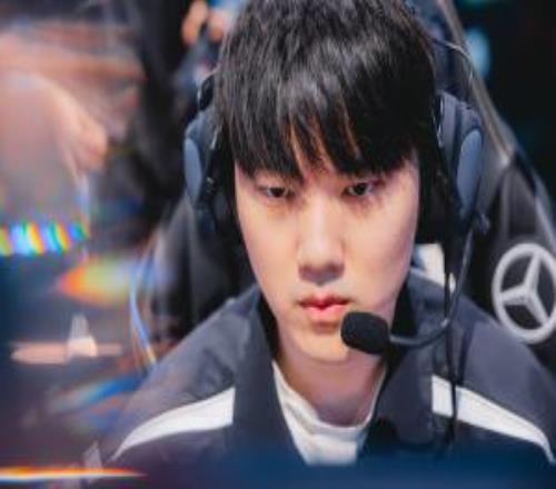 JackeyLove在赢下G2的两小局中一次未死，韦鲁斯Ez两局合砍120