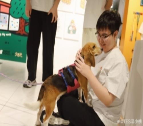 TES晒基地宠物：让让都让让！比格大王驾到