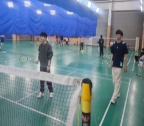 团建开始WBG教练Kim分享与Elk、Jiejie打羽毛球照片