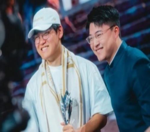 真有点神相！赛事官方分享Gumayusi、Uzi合影照片