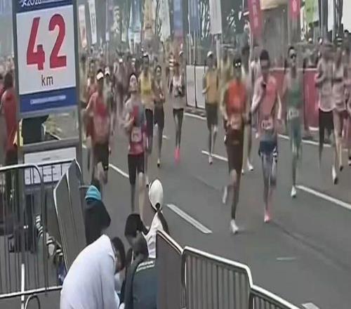 重庆马拉松一位神级跑者在42公里处猝死，抢救细节与警醒