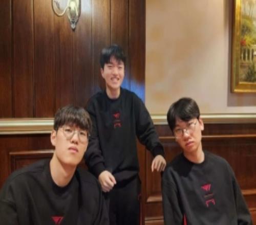 Keria发布跟Oner、Doran的T1上野辅三人合照：