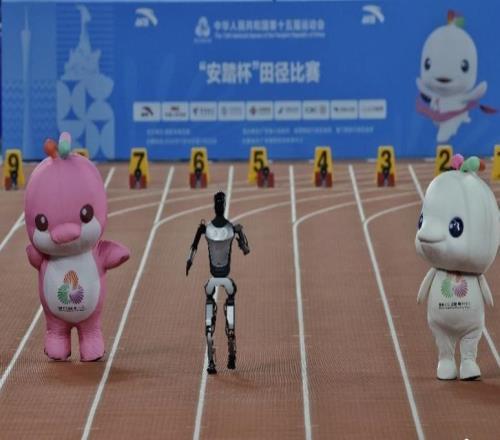 你猜谁赢了飞人大战前，十五运会吉祥物与机器人竞赛百米跑