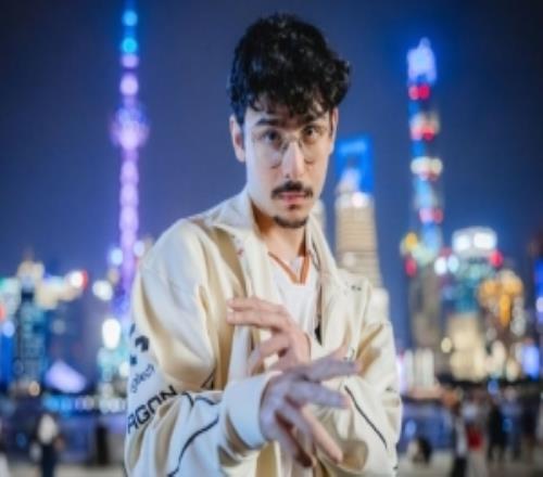 Joker：这局主要是前期被套路了下路炸太惨了，下把注意下就好