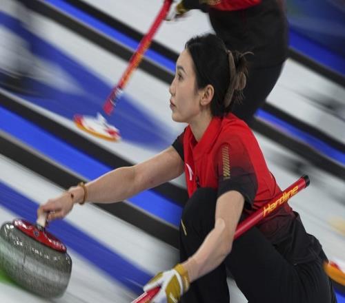 女子冰壶循环赛第五轮，中国队遭逆转5比10不敌加拿大