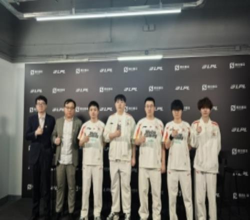 WBG赛后群访Xiaohu：赢下一场比赛五个人都很重要要一起努力