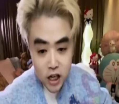 涵艺：Tabe是昨天晚上和爱笑聊崩的，其实爱笑给他开的钱很高的