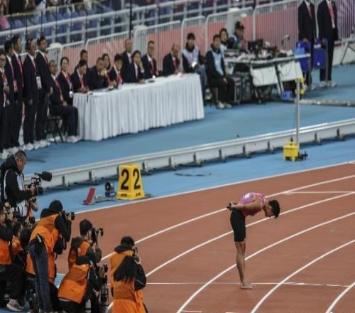 苏炳添：时间过得太快了，希望大家坚持梦想，珍惜青春年华