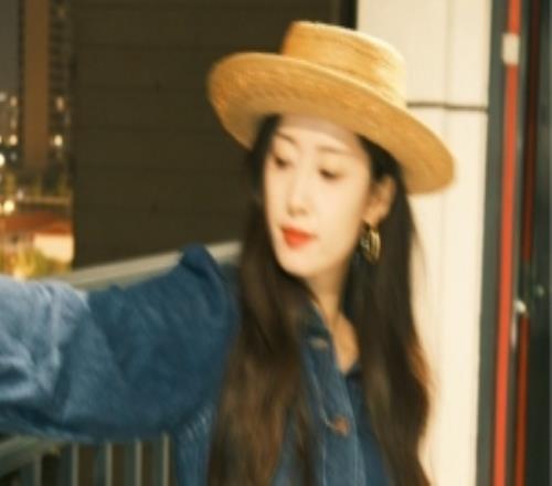 主持张小薇晒照：摄影师猪姐说模糊拍出来也好看