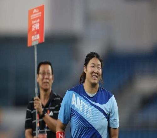 第一投就锁定洲际赛女子标枪冠军，17岁的严子怡给自己打80分