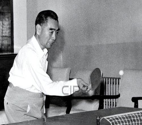 1971年梁戈亮用“鸳鸯球拍”世乒赛夺冠，周总理却说：别搞小动作