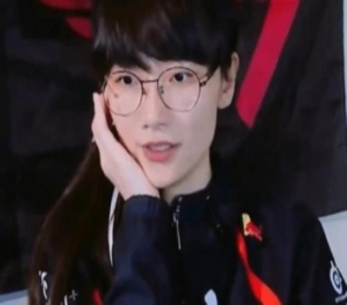 女版“Faker”正式确认不去线下看T1比赛！吧友们如何评价