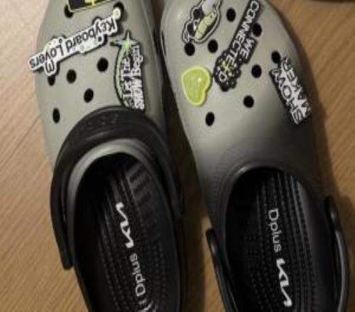 志宣感谢DK的洞洞鞋礼物：谢谢DK这双可爱的Crocs