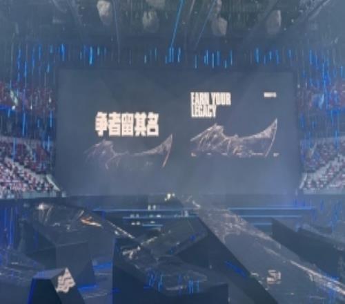 解说王多多发布决赛现场照片：我们准备好了！等待开始！