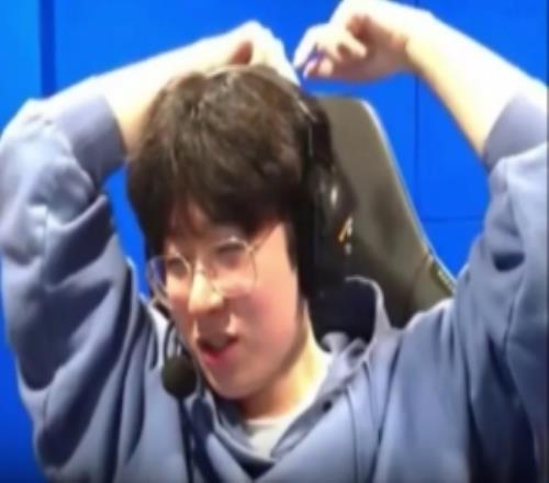 Zeus：这次去中国的时候，其他队友都只吃中餐，不吃韩餐