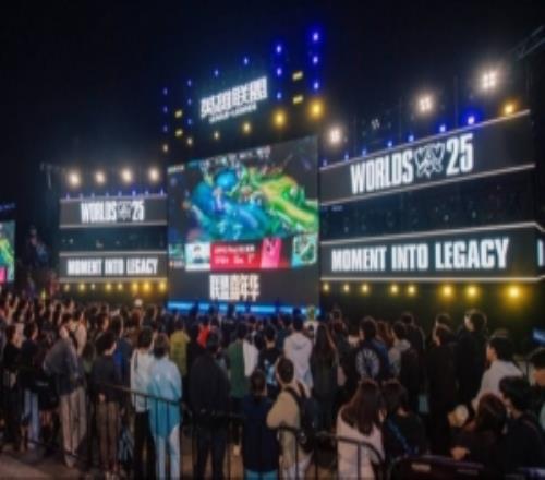 黄浦江畔的电竞狂欢！S15上海北外滩观赛派对燃爆半决赛