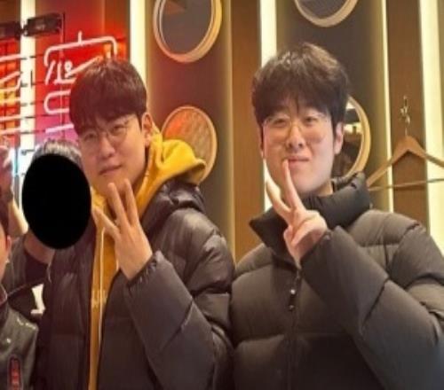 只剩官宣韩网友分享与Zeus、Gumayusi两人合影：一人比二一人比三