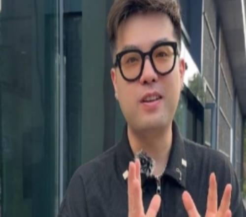 主持人刘航：司仪线下影院包场一个小厅一起线下观赛支持IG