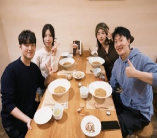 管泽元余霜夫妇和Bang志宣聚餐：Bang对管哥说下次我带你赢解说杯