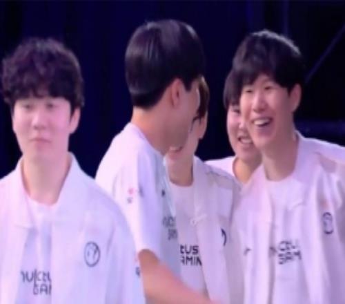 局势焦灼TheShy稳定军心：我们不能急啊，五个人抱一起慢慢打